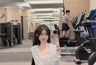 网址155.fun，我的好奇心就像一只小猫，时不时想过去碰碰它！