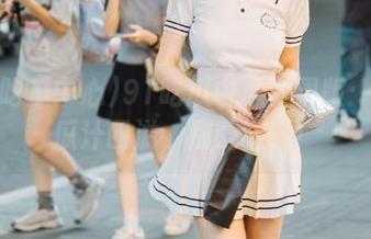 91吃瓜中心苹果版：最新瓜汁四溢，别眨眼哦！