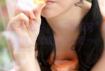 我在“我要吃瓜网”看黑料视频,比追剧还上瘾…