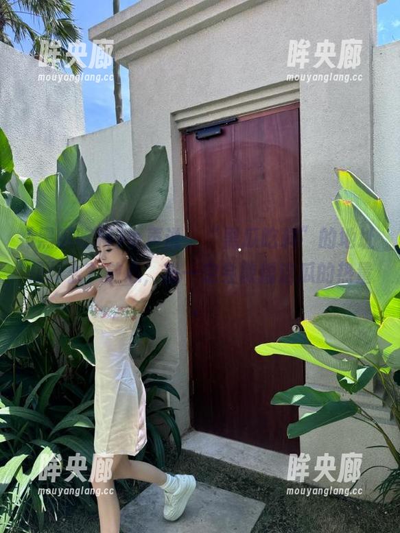 小声说，“黑瓜吃料”的地址是什么？放心，我一定会散播这瓜的热量。